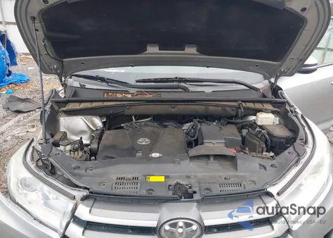 2018 Toyota Highlander Le z USA, uszkodzony, nr VIN 5TDZZRFHXJS240265